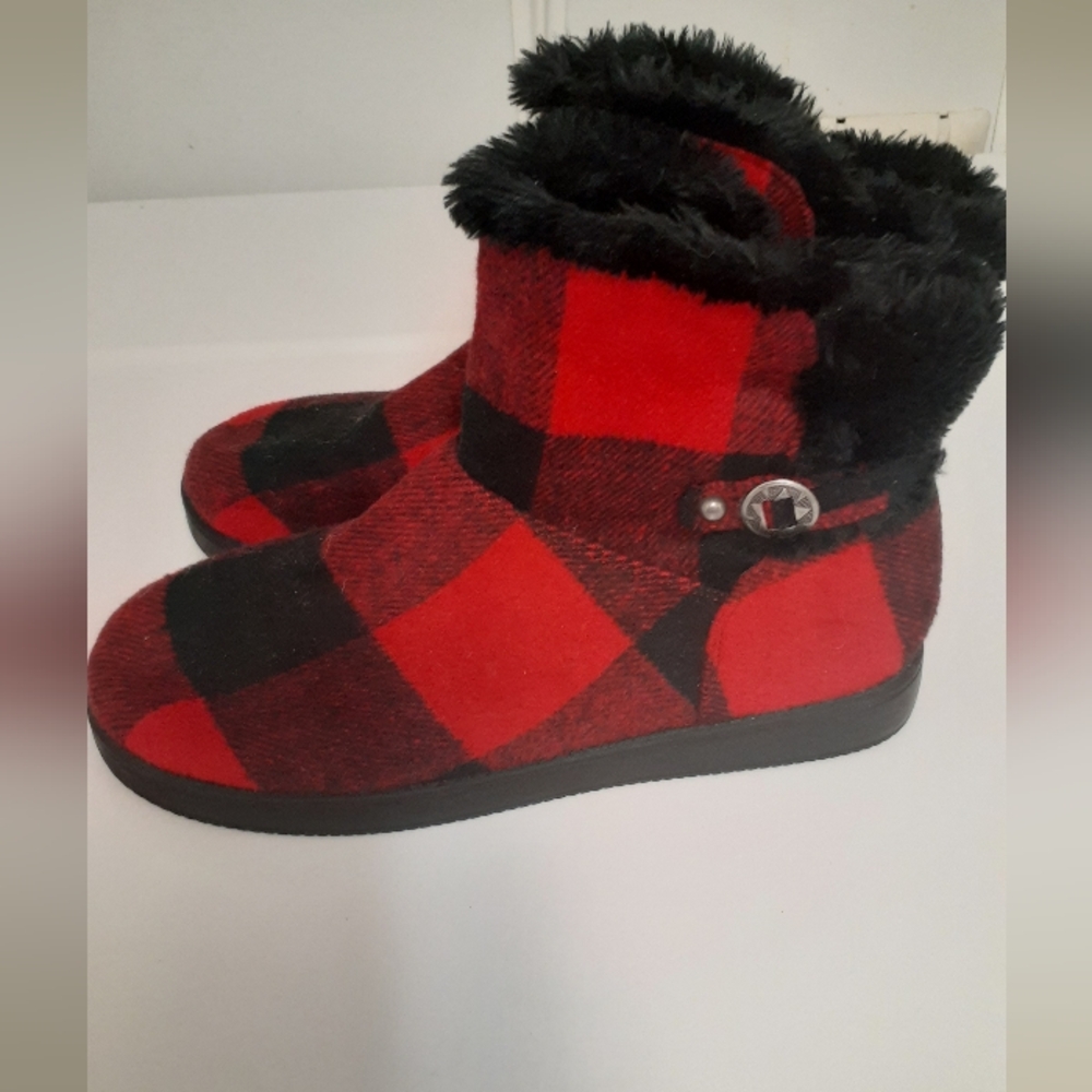 Womens' red and black buffalo plaid fuzzy boots - size 8.5